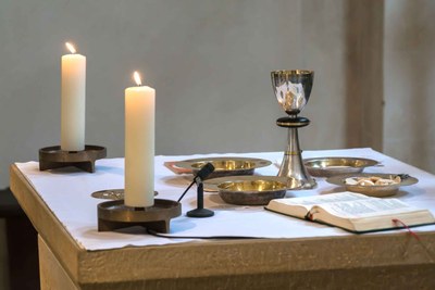 DSC00608 Eucharistische Gaben auf dem Altar; Brot und Wein.jpg