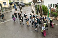 DSC00705 Rückmarsch zum Festzelt, Fahnenabordnungen.jpg