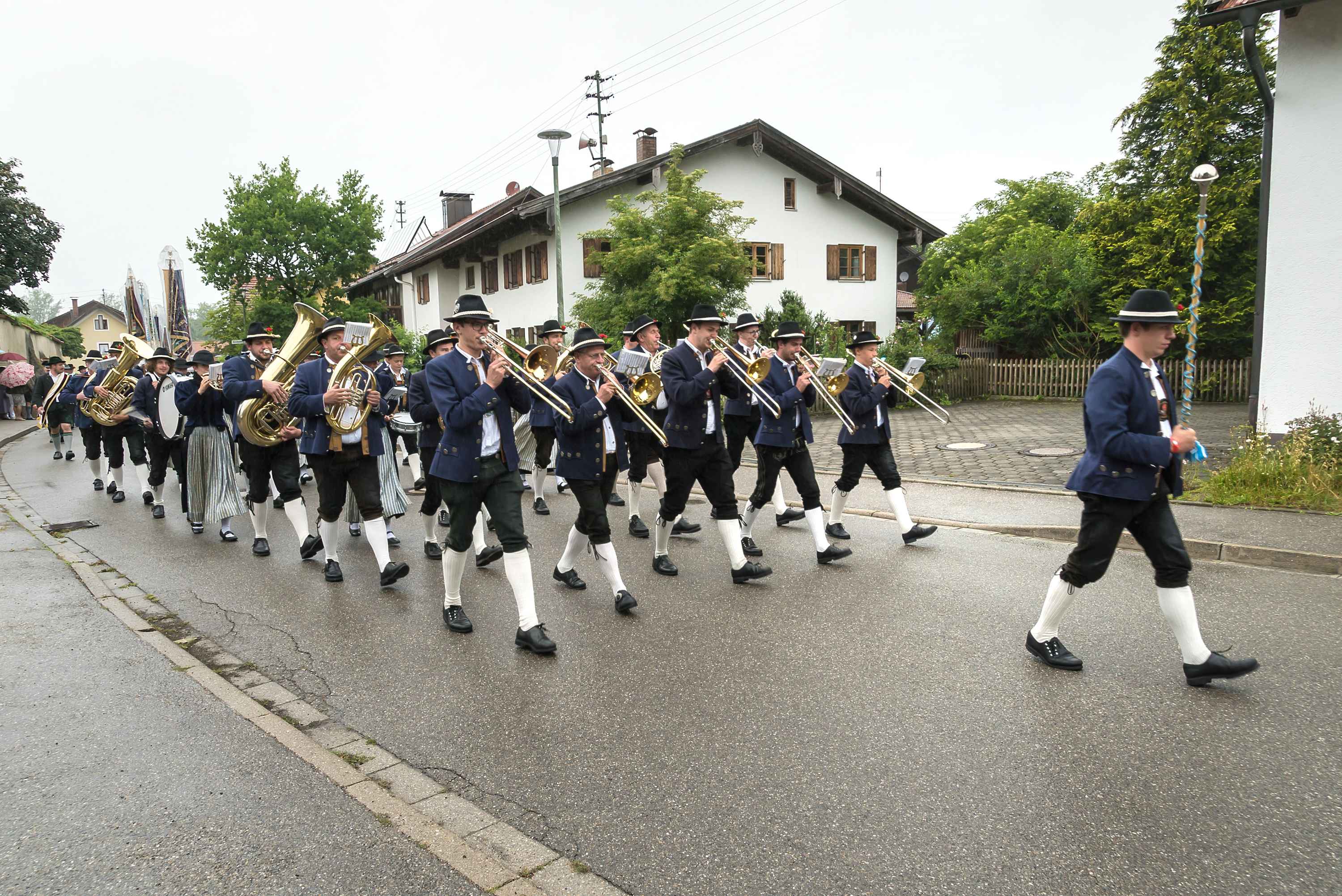 DSC00714 Rückmarsch zum Festzelt, Blaskapelle Altenstadt.jpg