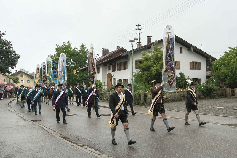 DSC00717 Rückmarsch zum Festzelt, Fahnenabordnungen.jpg