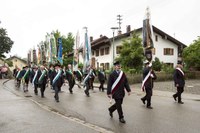 DSC00719 Rückmarsch zum Festzelt, Fahnenabordnungen.jpg