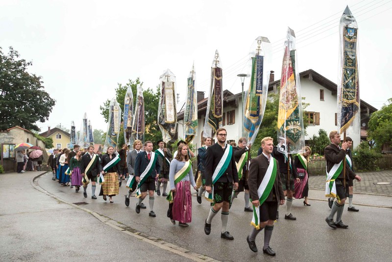 DSC00725 Rückmarsch zum Festzelt, Fahnenabordnungen.jpg