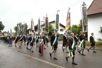 DSC00726 Rückmarsch zum Festzelt, Fahnenabordnungen.jpg