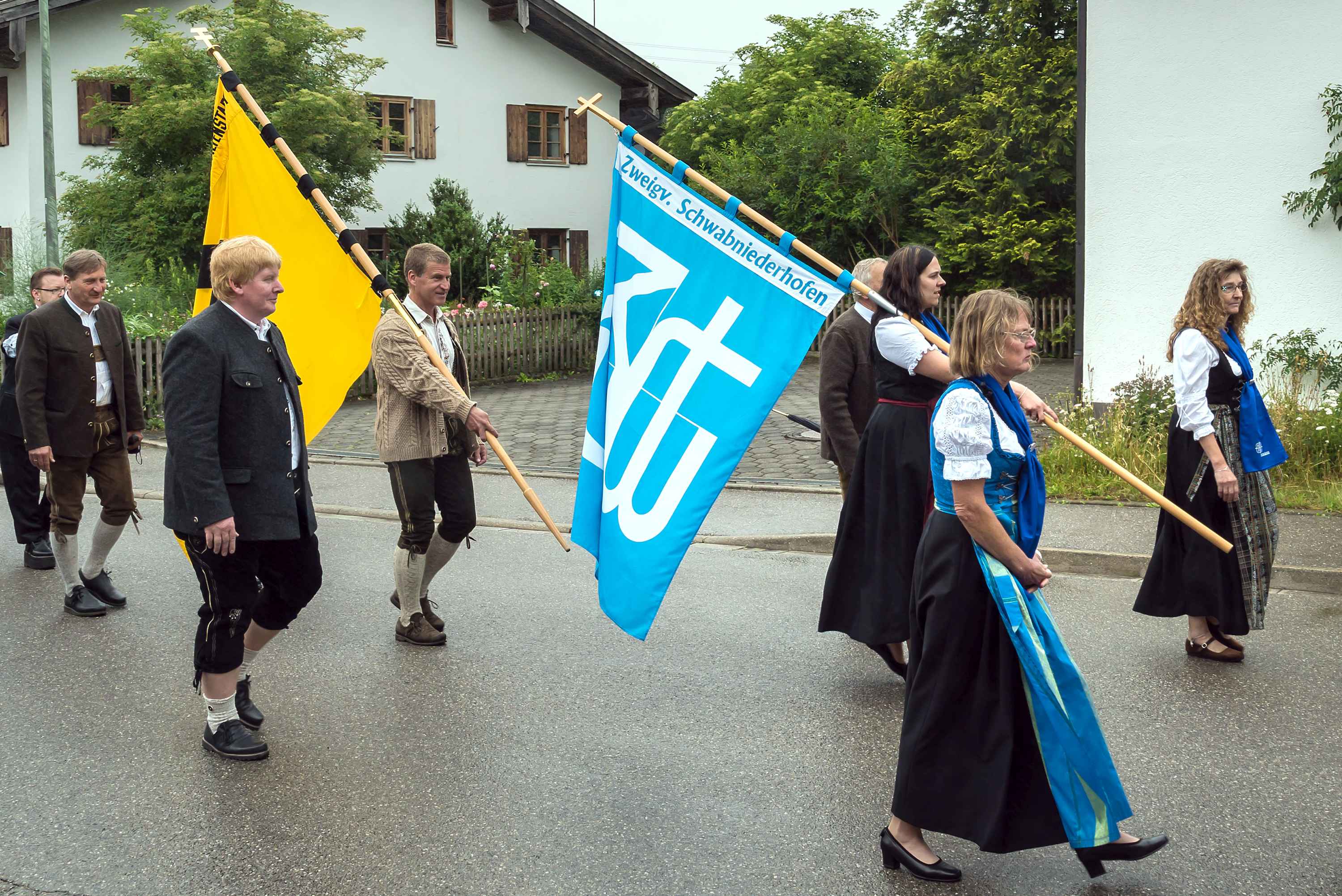 DSC00737 Rückmarsch zum Festzelt, Frauenbund Schwabniederhofen, KAB Altenstadt, Bgm Albert Hadersbeck.jpg