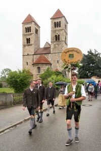 DSC00747 Rückmarsch zum Festzelt, Jungbauernschaft Prien, Täfelesbua.jpg