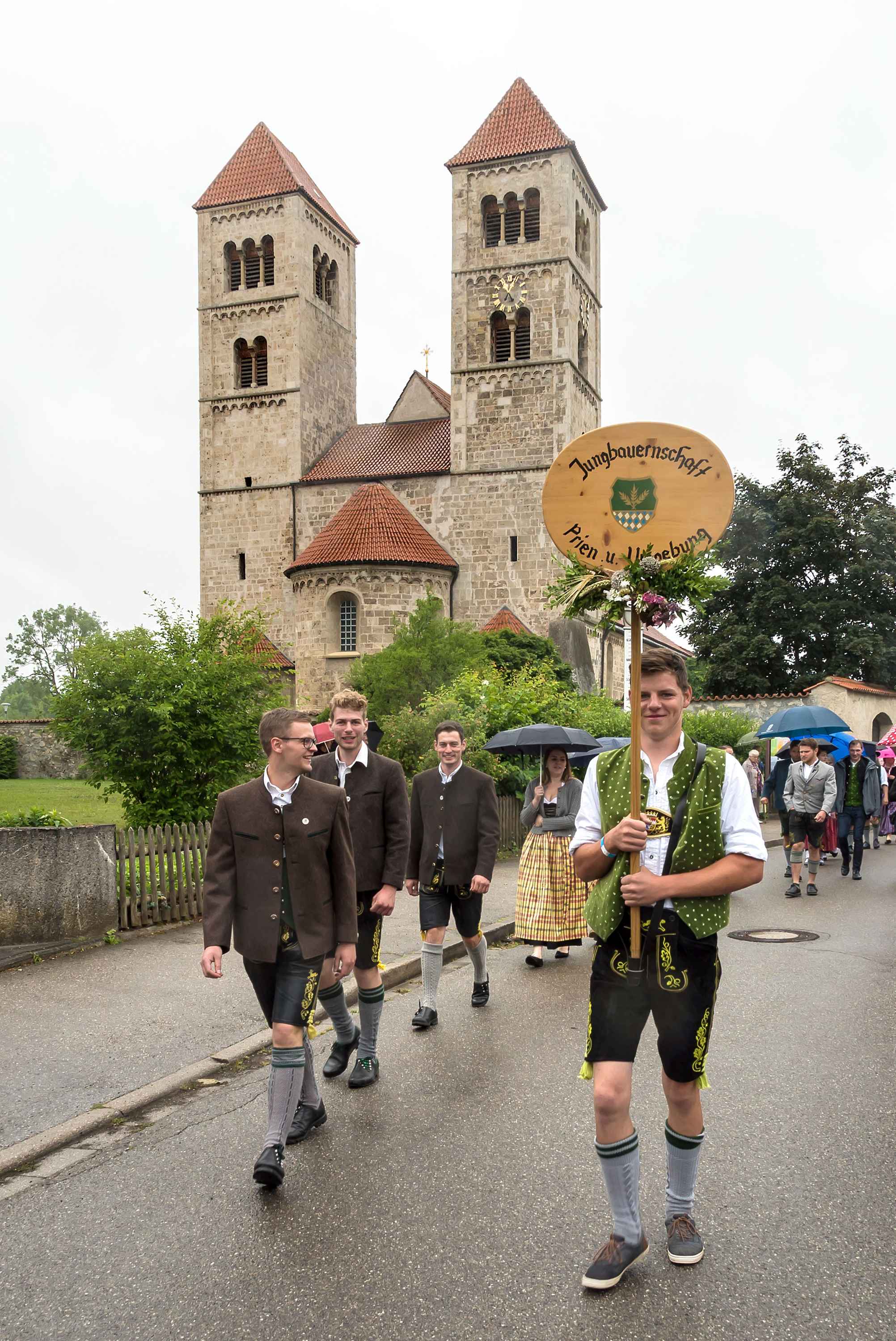 DSC00747 Rückmarsch zum Festzelt, Jungbauernschaft Prien, Täfelesbua.jpg